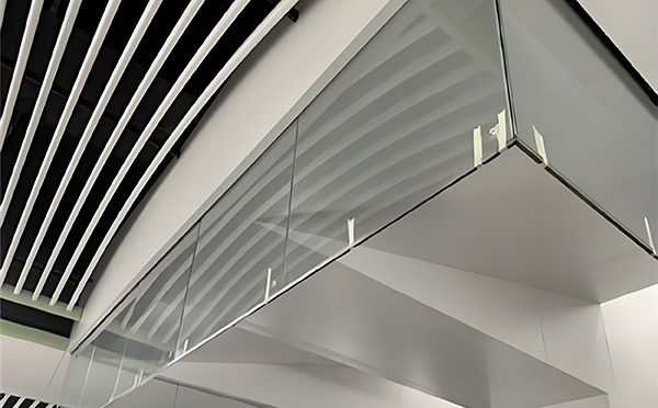 阿瓦提玻璃挡烟垂壁