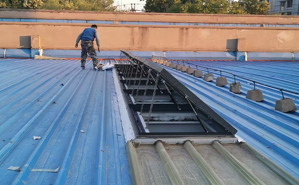 某区域性物流仓储中心阿瓦提排烟窗系统安装项目